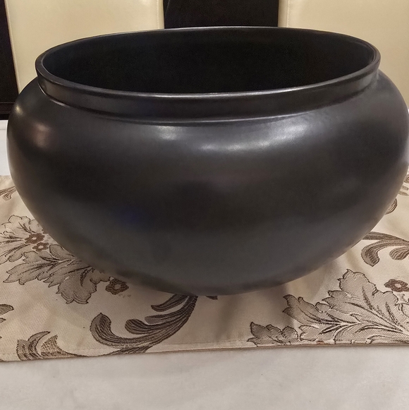 New In Box Crate & Barrel Jimena Black Centerpiece Bowl - Picture 3 of 5